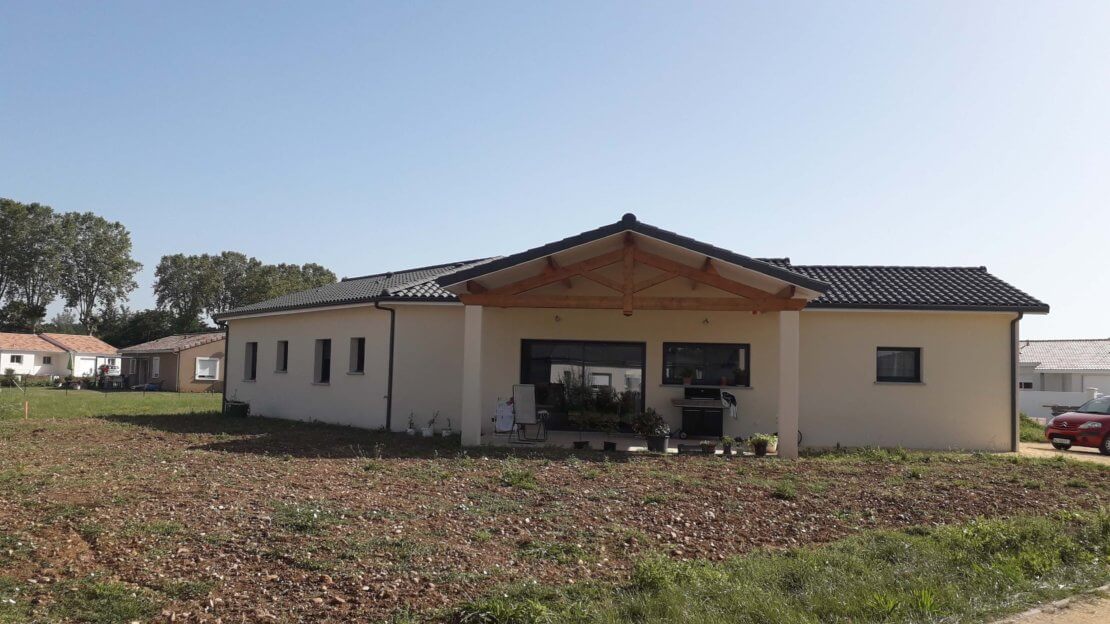 Maison avec ferme traditionnelle apparente.