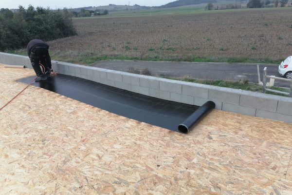 Réalisation de l'étanchéité d'un toit terrasse grâce à une membrane spécialement conçue à cet effet.
