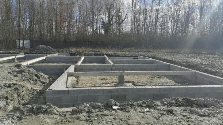 Murs de soubassement, semelle isolée et poutre industrielle. FJréalisation, Maître d'oeuvre en maison individuelle à Labastidette et Bouloc.