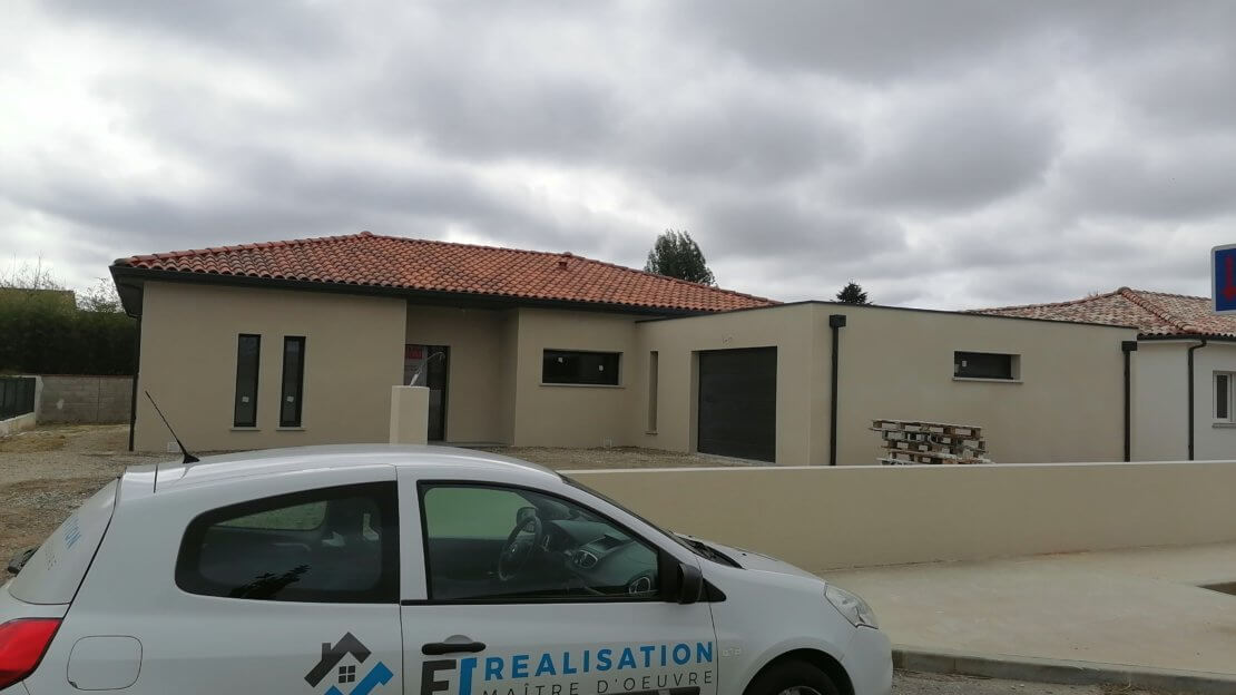 Maison individuelle avec couverture en tuile et toiture terrasse.