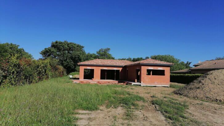 Maison personnalisée à Gaillac toulza. Toiture couverte avec des tuiles de type DC12 coloris Castelviel. FJréalisation, Maître d'oeuvre en maison individuelle à Bouloc et Labastidette.