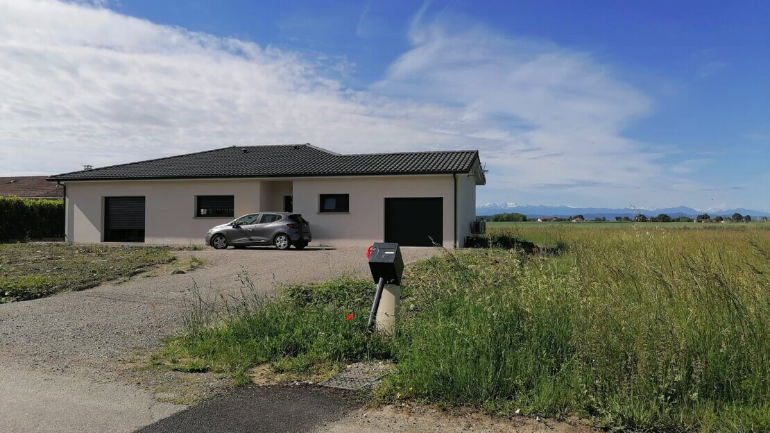 Maison individuelle plain pied avec couverture noire.