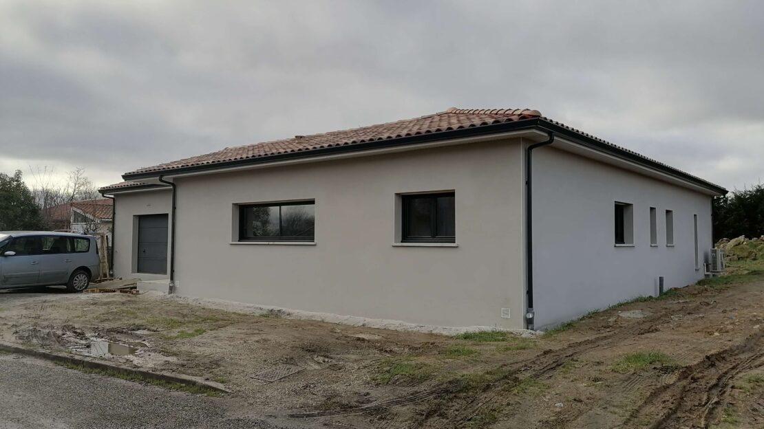 Maison individuelle de plain pied avec couverture en tuile.