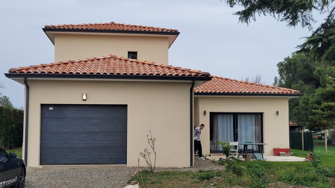 Maison individuelle à étage. Des joints creux ont été réalisés sur la façade.