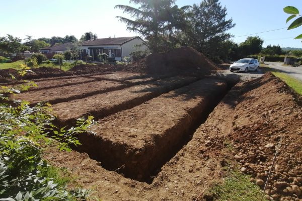 Réalisation du décapage et des fouilles pour accueillir les fondations.