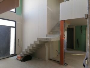 Maison personnalisée à Le Fauga. Escalier à crémaillère béton. FJréalisation, Maître d'oeuvre en maison individuelle à Labastidette et Bouloc.