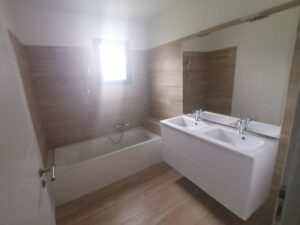 Logements investisseur Eaunes. Salle de bain avec baignoire et double vasque. FJréalisation, Maître d'oeuvre en maison individuelle à Labastidette et Bouloc.