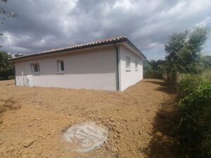 Maison personnalisée Lagardelle-sur-leze. Enduit de façade ton clair de finition gratté fin. FJréalisation, Maître d'oeuvre en maison individuelle à Labastidette et Bouloc.
