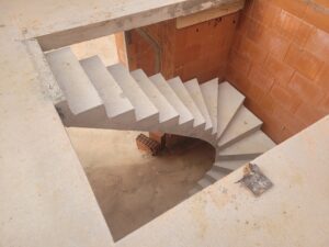 Maison personnalisée Daux. Escalier béton créé sur mesure. FJréalisation, Maître d'oeuvre en maison individuelle à Bouloc et Labastidette.