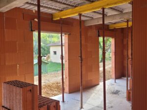 Maison personnalisée Lacroix-falgarde. Etais soutenant le plancher hourdis durant la réalisation. FJréalisation, Maître d'oeuvre en maison individuelle à Labastidette et Bouloc.