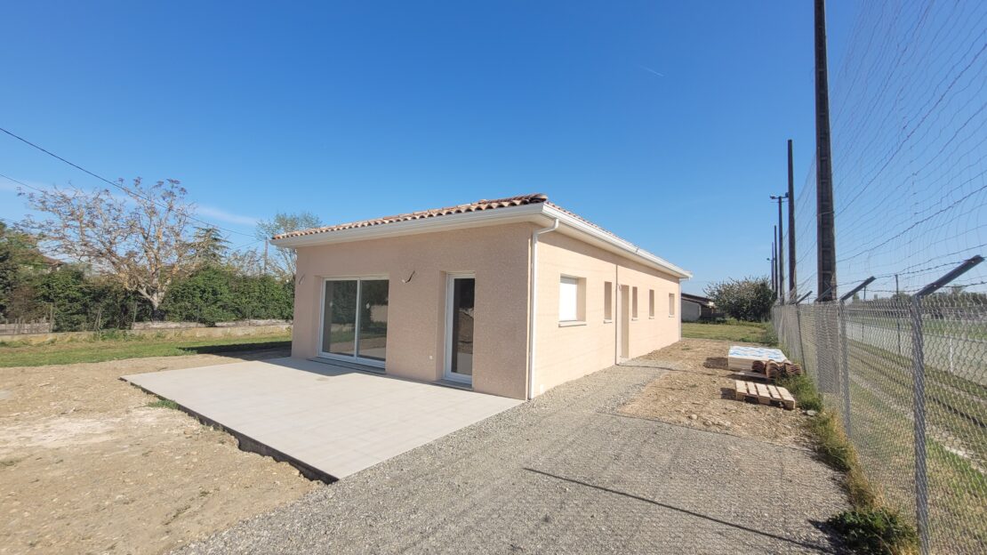 Maison de plain pied avec menuiseries blanches.