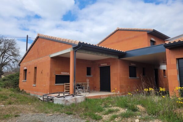 Maison en brique à coller avec toiture terrasse accessible