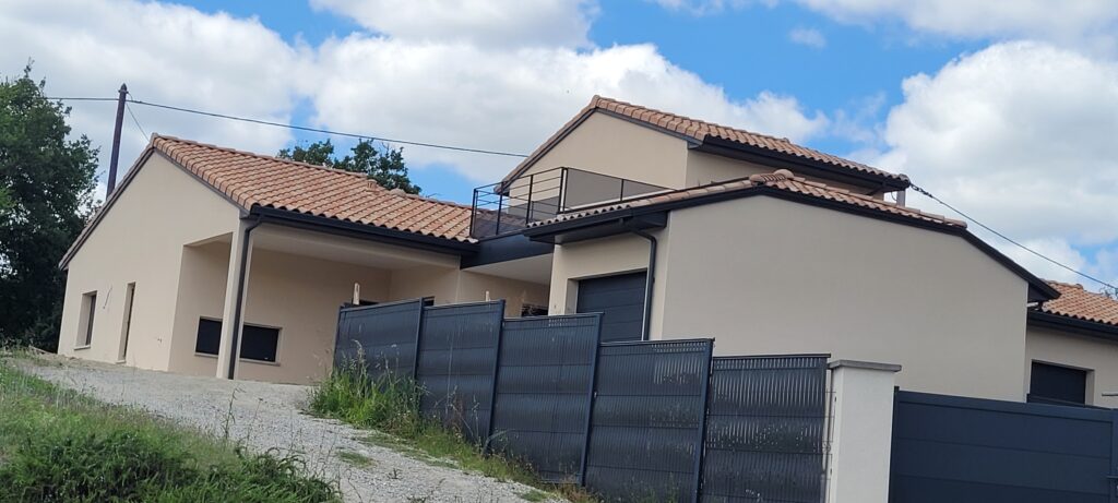 Maison contemporaine à étage avec toiture terrasse accessible