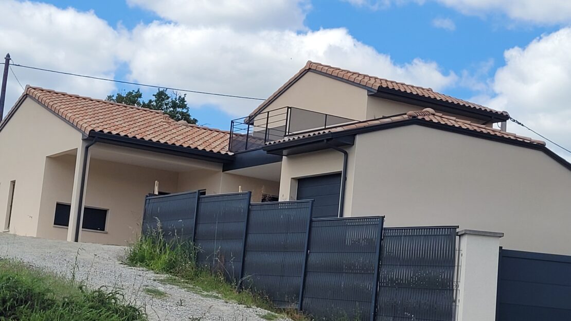 Maison contemporaine à étage avec toiture terrasse accessible