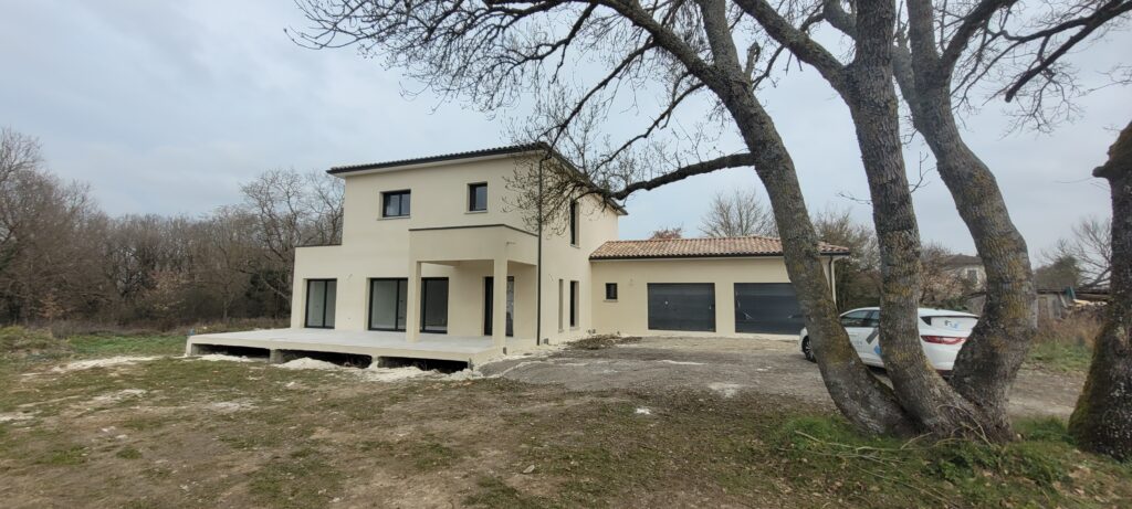 Maison contemporaine à étage et toit plat accessible