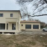 Maison contemporaine à étage et toit plat accessible