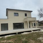 Maison contemporaine à étage et toit plat accessible