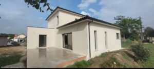 Maison contemporaine à étage blanche