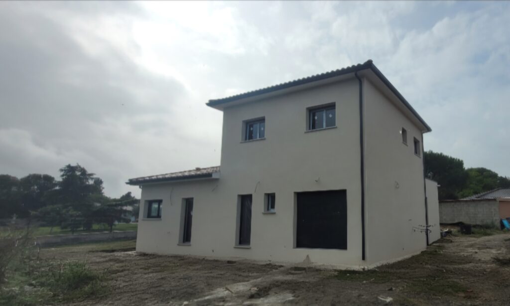 Maison contemporaine à étage.